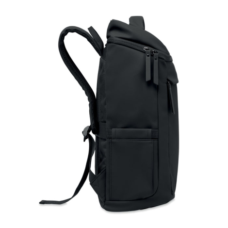 Sac à dos noir vu de profil, montrant une poche latérale extérieure, les bretelles rembourrées, la poche frontale zippée et le c