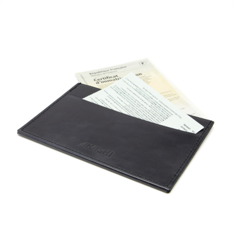 Étui contenant carte grise et documents.