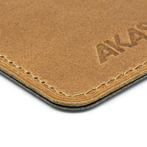 Cuir clair, coutures et marquage en creux.