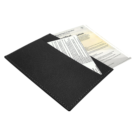 Étui noir garni d’un certificat et d’un document.