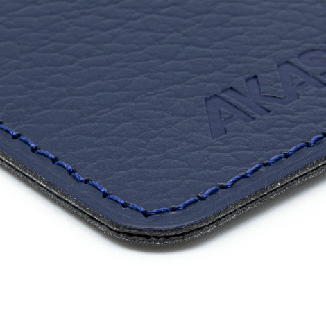 Matière grainée, coutures et personnalisation.