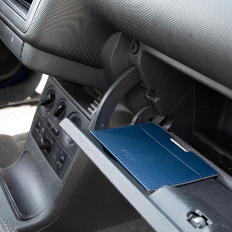 Étui rangé dans une boîte à gants.