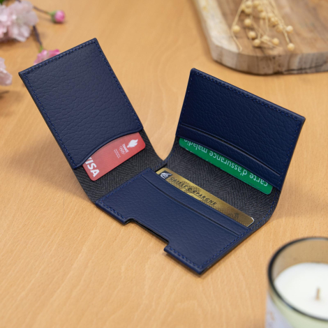 Porte-cartes ouvert avec plusieurs cartes.