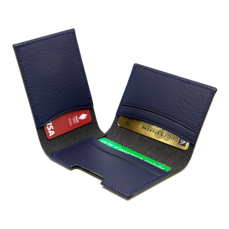 Porte-cartes ouvert avec compartiments garnis.