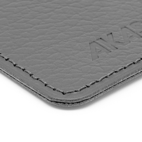 Cuir grainé, surpiqûres et personnalisation.