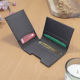 Porte-cartes gris ouvert avec plusieurs cartes. Porte-cartes gris ouvert avec plusieurs cartes.