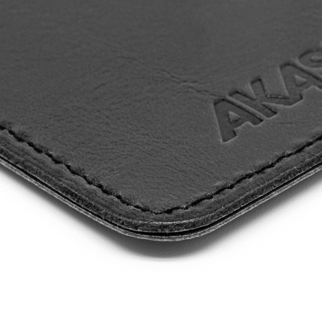 Cuir noir, coutures et personnalisation.