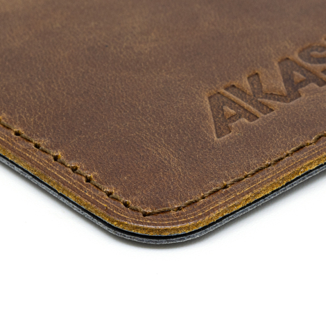 Cuir marron, coutures et personnalisation.