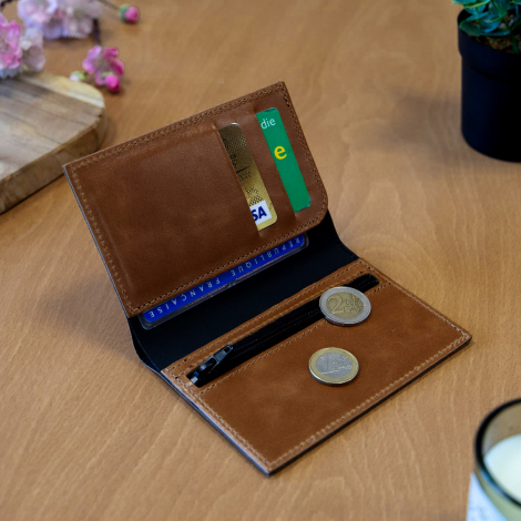 Portefeuille ouvert avec cartes et monnaie.
