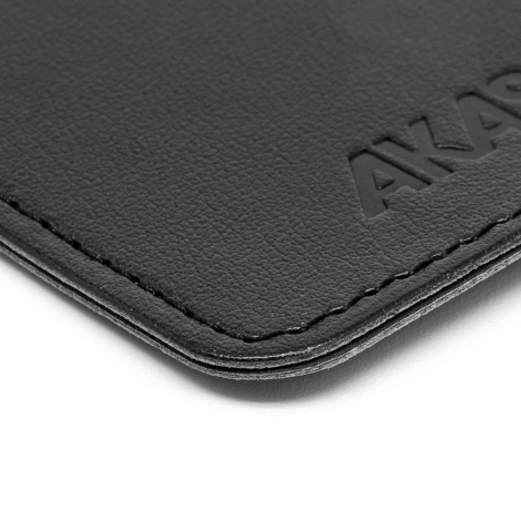 Simili-cuir lisse, coutures et personnalisation.