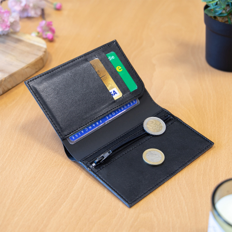 Portefeuille ouvert avec cartes et monnaie.