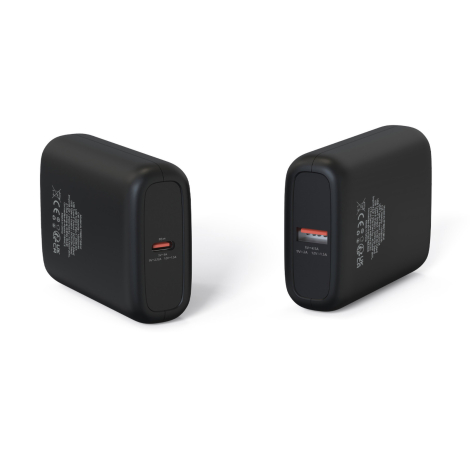 Deux vues de profil d’une batterie de secours noire montrant ses ports de connexion USB Type-C et USB.