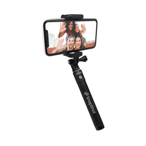 Perche à selfie noire personnalisée avec un logo blanc sur la poignée et smartphone fixé horizontalement sur le support.