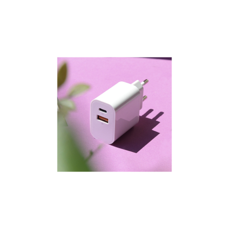 Chargeur avec ports USB-C et USB-A.