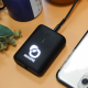 Batterie au logo lumineux près d’un smartphone.