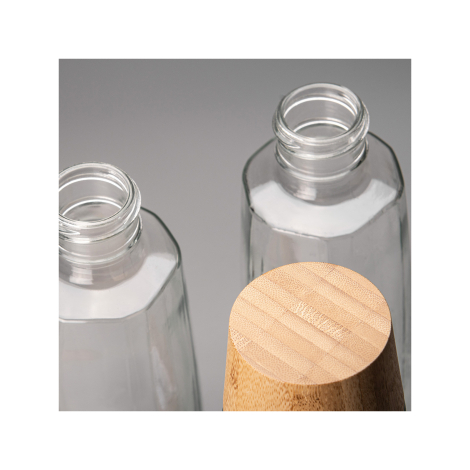 Vue rapprochée du goulot de bouteilles en verre et du bouchon aspect bois.