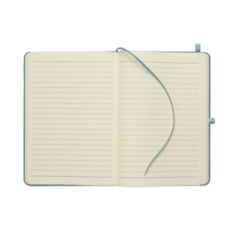 Carnet vert ouvert à plat sur deux pages lignées, avec ruban marque-page posé en travers et passant pour stylo visible sur le bo