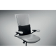 Coussin noir installé au niveau des lombaires sur le dossier d’une chaise de bureau.