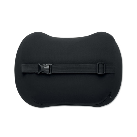Au dos du coussin, une sangle réglable avec boucle de fermeture traverse la housse noire pour permettre sa fixation à un dossier