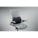 Installé contre le dossier d’un fauteuil de bureau, le coussin noir épouse la zone lombaire et illustre son utilisation en posit Installé contre le dossier d’un fauteuil de bureau, le coussin noir épouse la zone lombaire et illustre son utilisation en posit
