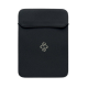 Pochette noire en néoprène pour ordinateur 14 pouces, présentée de face avec rabat supérieur arrondi et marquage visible au cent Pochette noire en néoprène pour ordinateur 14 pouces, présentée de face avec rabat supérieur arrondi et marquage visible au cent