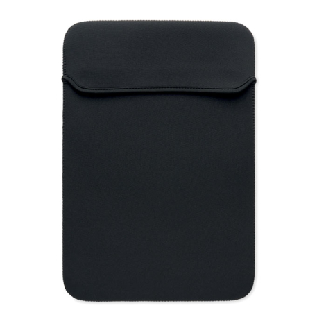 Sans personnalisation, la pochette 16 pouces présente une façade sobre en néoprène noir, fermée par un large rabat aux angles ar