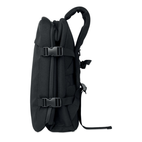Présenté de côté, le sac noir montre son volume compact, ses deux sangles de compression et le rembourrage des bretelles ainsi q