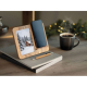 Installé sur une table, le cadre en acacia présente une photo sur la gauche et un smartphone posé sur son support à droite, à pr Installé sur une table, le cadre en acacia présente une photo sur la gauche et un smartphone posé sur son support à droite, à pr