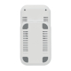 Le dessous du chargeur blanc révèle plusieurs ouvertures d’aération ainsi que quatre patins gris répartis sur sa base. Le dessous du chargeur blanc révèle plusieurs ouvertures d’aération ainsi que quatre patins gris répartis sur sa base.