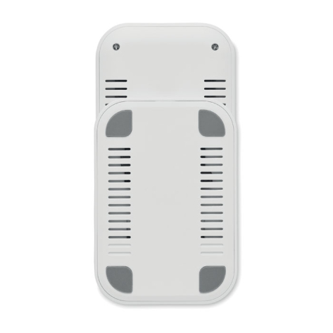 Le dessous du chargeur blanc révèle plusieurs ouvertures d’aération ainsi que quatre patins gris répartis sur sa base.