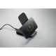 Un smartphone est installé à l’horizontale sur le chargeur noir incliné, avec un symbole de charge affiché à l’écran et le câble Un smartphone est installé à l’horizontale sur le chargeur noir incliné, avec un symbole de charge affiché à l’écran et le câble