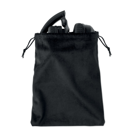 Le casque replié dépasse d’une pochette noire en velours munie d’une fermeture par cordons.