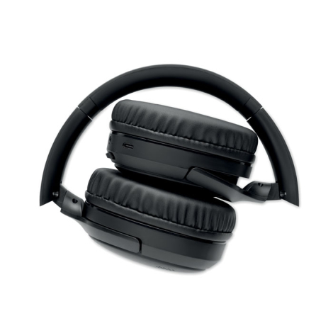 Une fois repliés vers l’intérieur, les deux écouteurs viennent se placer sous l’arceau pour réduire l’encombrement du casque.