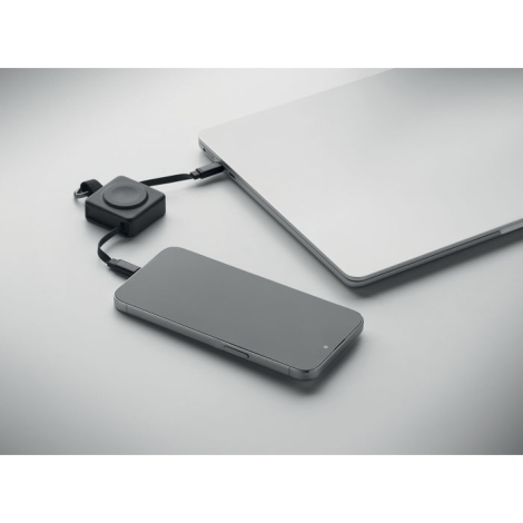 Mise en situation du câble rétractable entre un ordinateur portable et un smartphone, chacun étant relié à l’un des deux connect