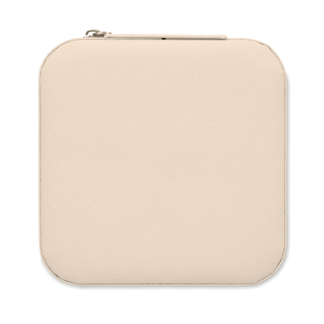 Vue de dessus de la boîte à bijoux beige fermée, montrant sa face extérieure carrée aux angles arrondis et sa surface légèrement