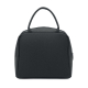 Vue de face du sac isotherme noir fermé, de forme rectangulaire, avec deux poignées souples sur le dessus. Vue de face du sac isotherme noir fermé, de forme rectangulaire, avec deux poignées souples sur le dessus.