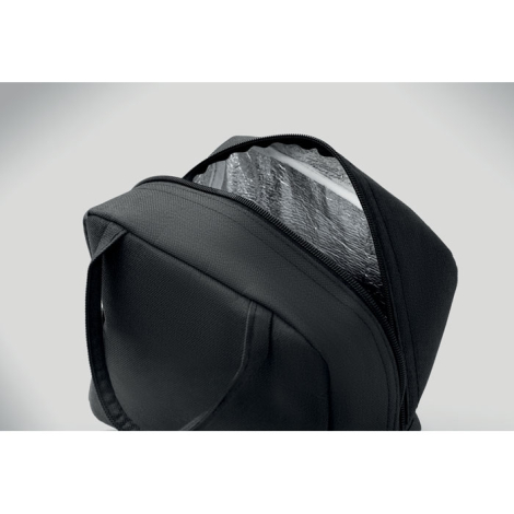 Gros plan sur le sac isotherme noir partiellement ouvert, laissant apparaître sa doublure intérieure argentée.