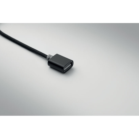Gros plan sur l’extrémité d’un câble tressé noir équipée d’un connecteur USB-A femelle dans un embout rectangulaire noir.
