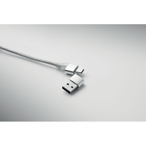 Gros plan sur deux connecteurs métalliques d’un câble tressé argenté, l’un de type USB-A et l’autre de type USB-C.
