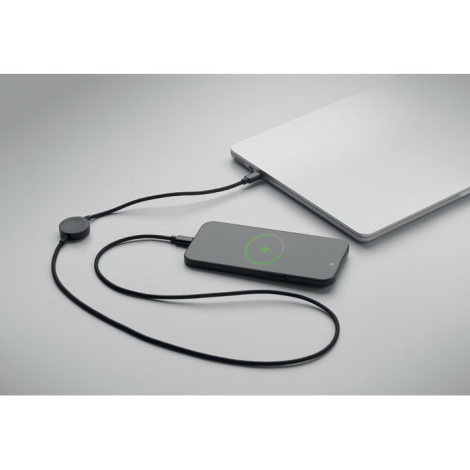 Mise en situation du câble noir reliant un ordinateur portable à un smartphone, avec le module de charge rond visible sur le câb