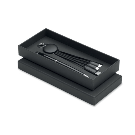 Le stylo et le porte-clés câble multiconnecteur noirs sont présentés côte à côte dans le fond d’une boîte cadeau noire ouverte.