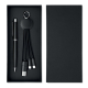 Vue de dessus du coffret cadeau noir ouvert avec le stylo et le porte-clés câble rangés dans leur emplacement, à côté du couverc