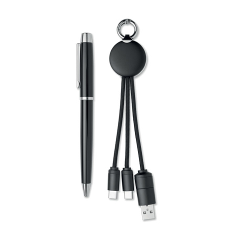 Stylo noir à finitions argentées présenté à côté du porte-clés câble noir, composé d’un médaillon rond, de trois cordons et de p