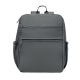 Vue de face d’un sac à dos gris rectangulaire avec deux poches avant horizontales zippées et deux poches latérales ouvertes. Vue de face d’un sac à dos gris rectangulaire avec deux poches avant horizontales zippées et deux poches latérales ouvertes.