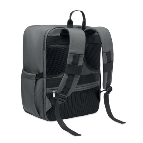 Vue arrière de trois quarts du sac à dos gris avec bretelles réglables rembourrées, dos en maille, passant horizontal et poche a