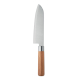 Vue de face du couteau de chef avec large lame argentée à pointe relevée et manche droit en bois clair. Vue de face du couteau de chef avec large lame argentée à pointe relevée et manche droit en bois clair.