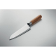 Couteau de chef posé à plat, montrant sa lame métallique légèrement courbée et son manche cylindrique en bois. Couteau de chef posé à plat, montrant sa lame métallique légèrement courbée et son manche cylindrique en bois.