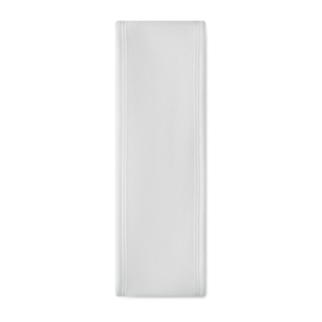 Bandeau blanc en microfibre plié à plat, montrant sa forme rectangulaire allongée et ses bordures cousues.