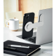 Support magnétique fixé à un ordinateur portable et maintenant un smartphone noir à côté de l’écran, dans une mise en scène sur Support magnétique fixé à un ordinateur portable et maintenant un smartphone noir à côté de l’écran, dans une mise en scène sur