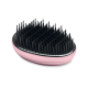 Brosse à cheveux démêlante rose vue côté picots, avec de nombreux picots noirs souples de différentes hauteurs. Brosse à cheveux démêlante rose vue côté picots, avec de nombreux picots noirs souples de différentes hauteurs.